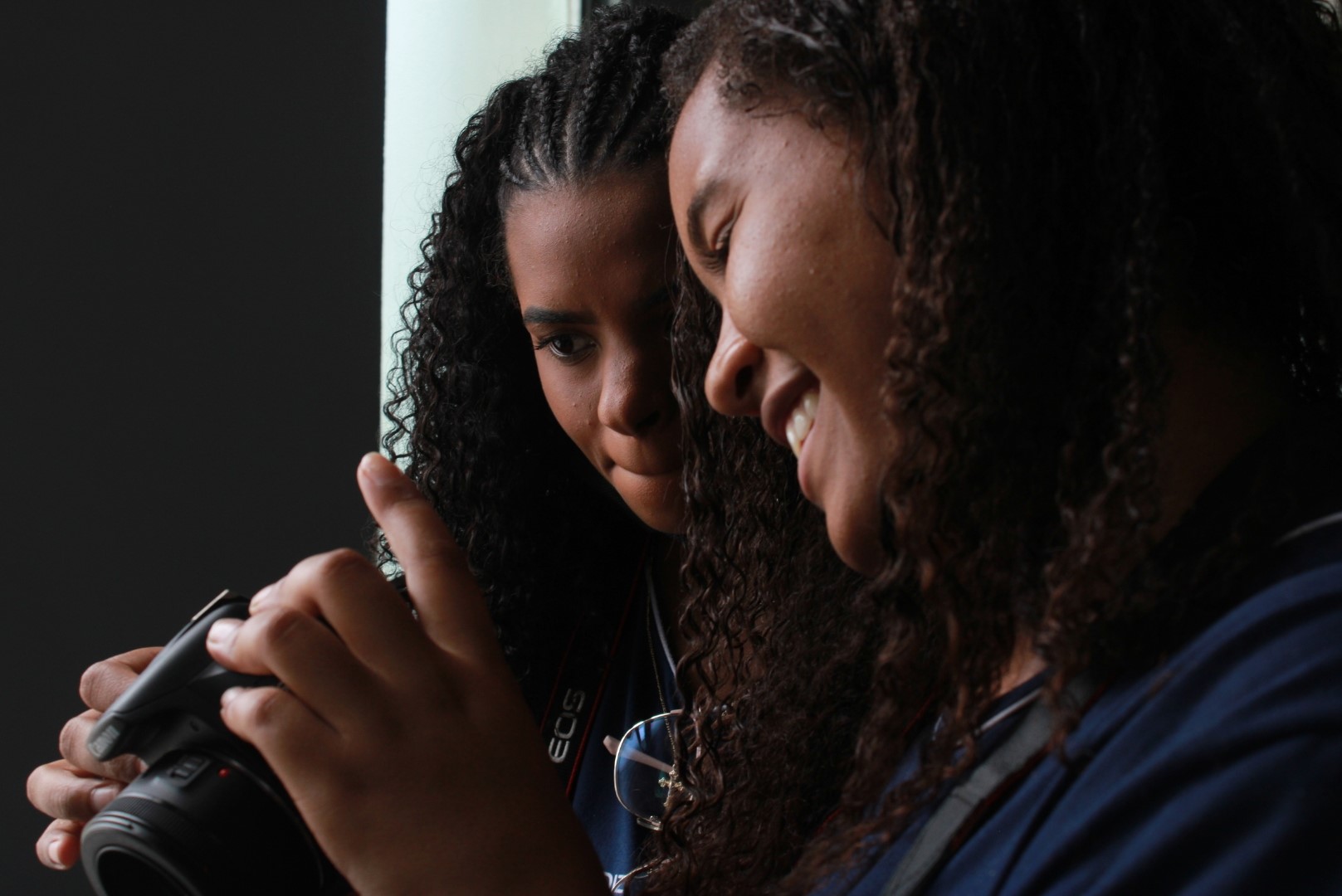 Exposição “Vozes que Ecoam por Cidadania” destaca trabalhos de jovens do projeto Direitos em Foco